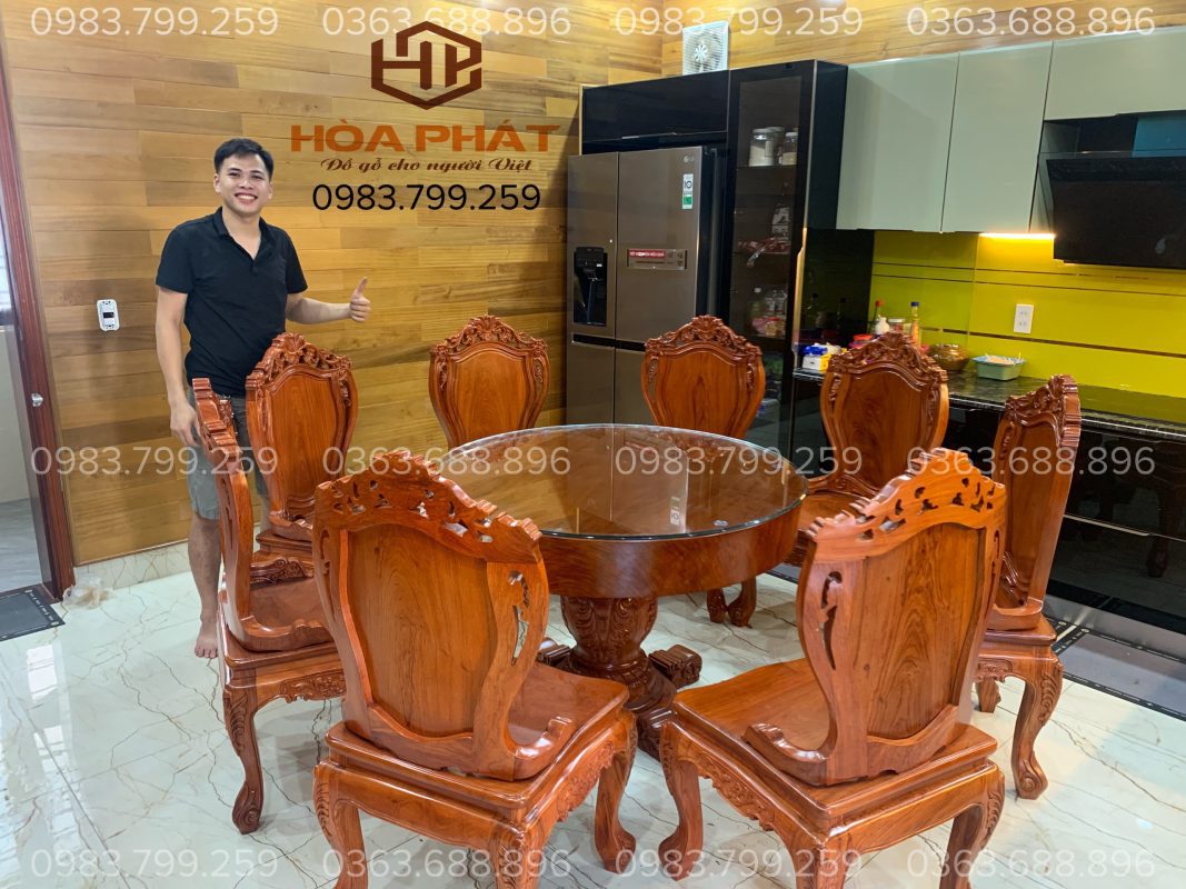Bộ bàn ghế ăn gỗ gõ đỏ nguyên khối được chế tác tại Đồ Gỗ Hòa Phát.