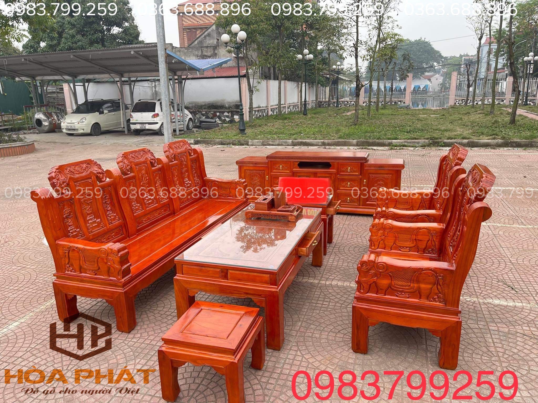 Top 10 Mẫu Bàn Ghế Gỗ Phòng Khách Đẹp, Sang Trọng Đáng Tham Khảo Bộ bàn ghế Âu Á chương voi mang phong cách truyền thống với các chi tiết chế tác nổi bật.