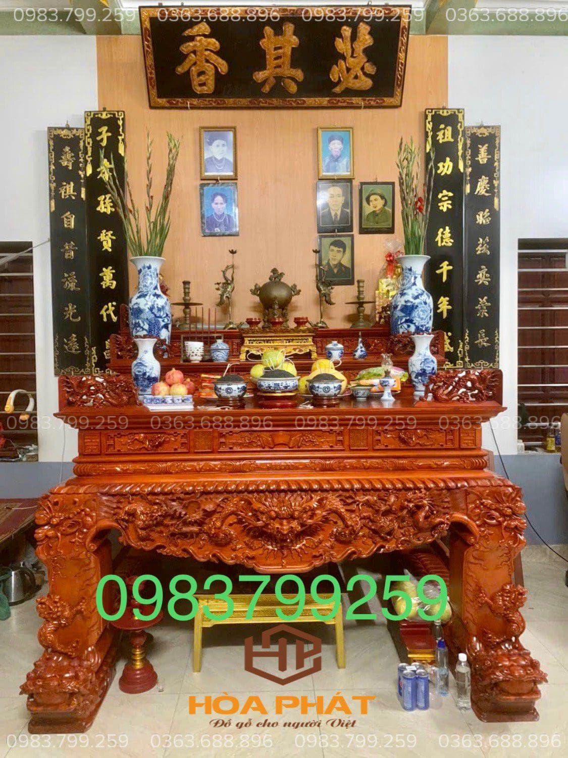 Sập thờ và án gian gỗ tự nhiên tạo điểm nhấn trang trọng cho phòng thờ riêng của gia đình.