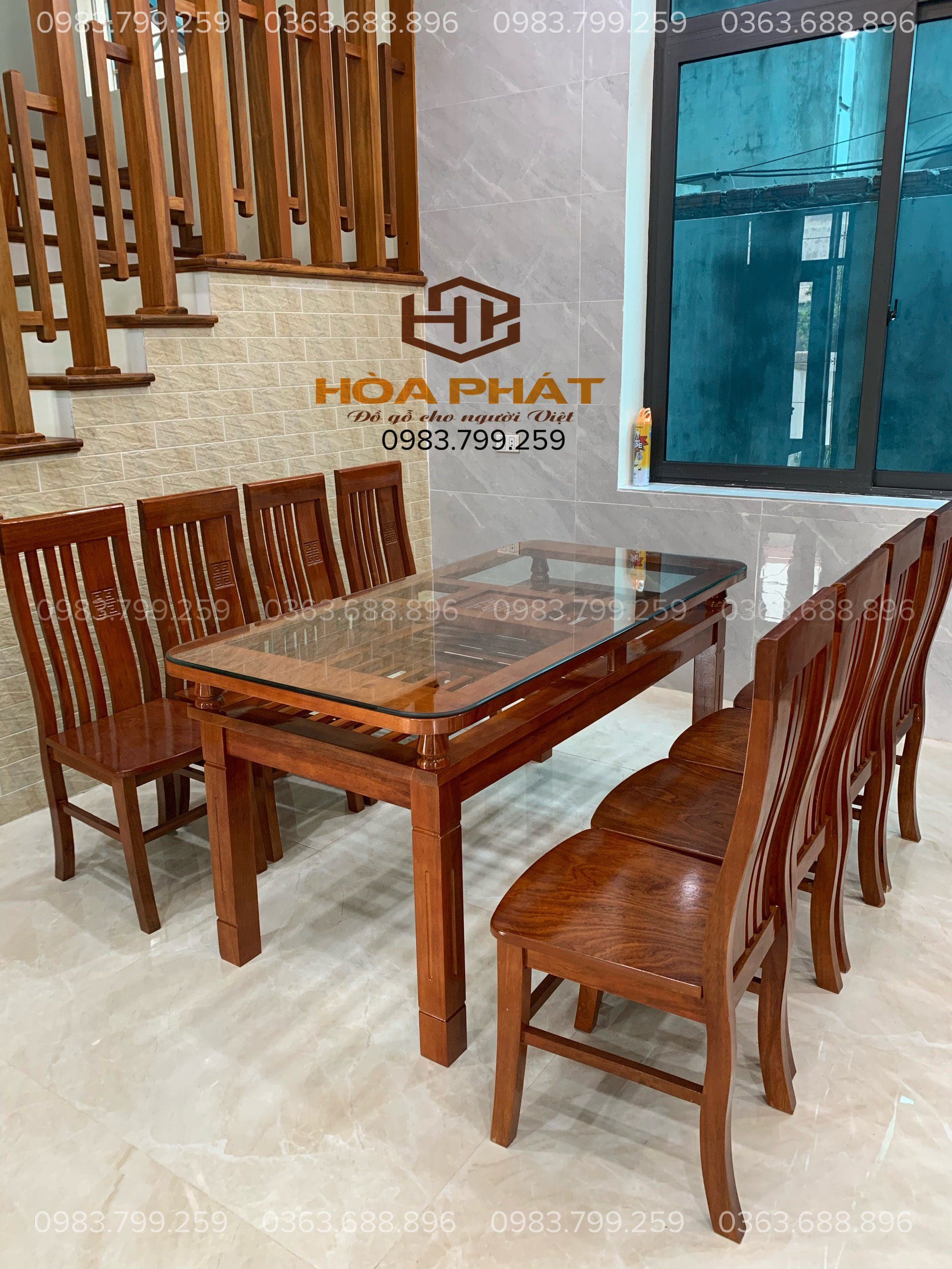 Bộ bàn ăn 8 ghế gỗ gõ đỏ sang trọng, nổi bật với thiết kế bàn tròn mặt kính