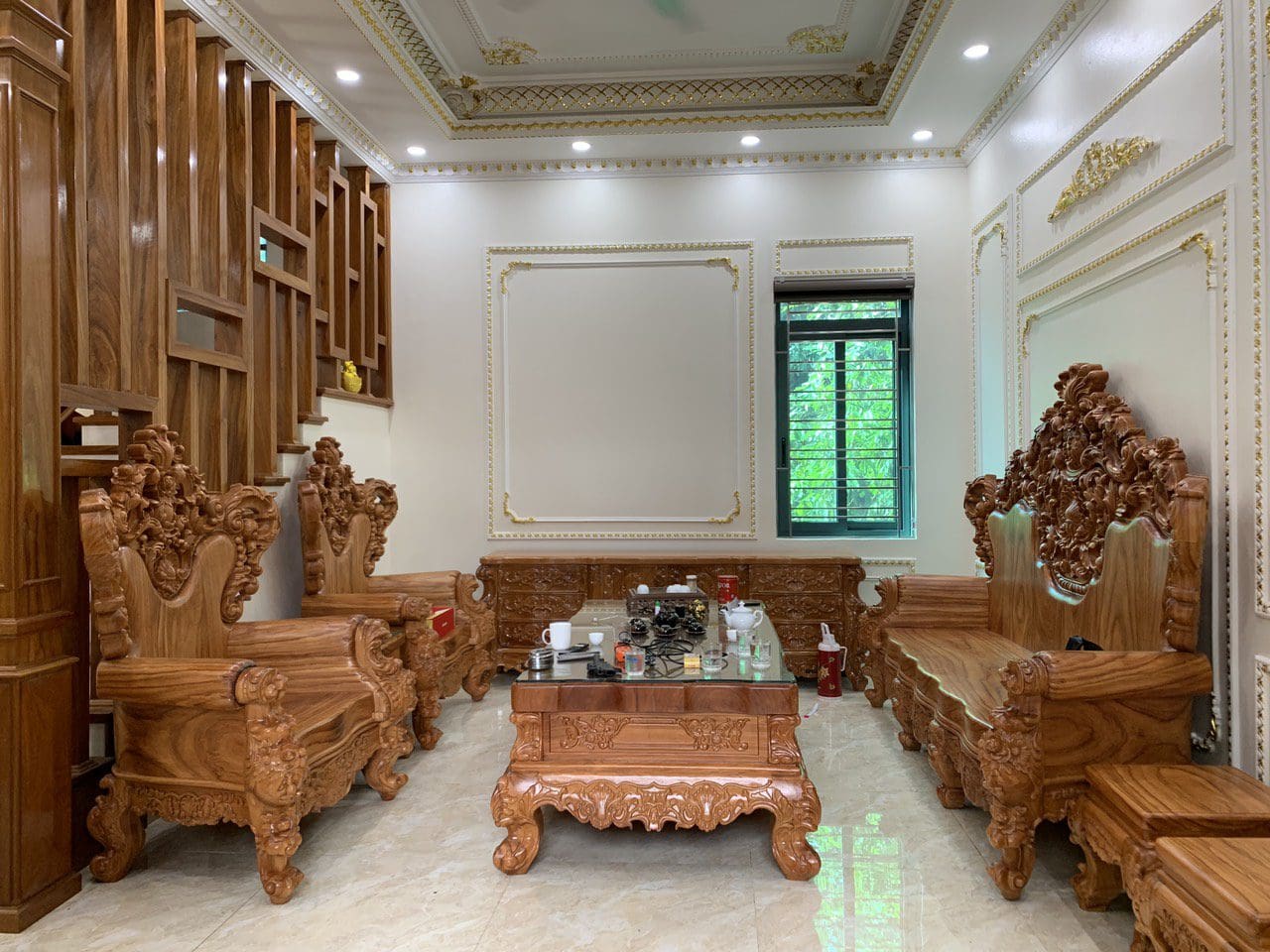 Top 10 Mẫu Bàn Ghế Gỗ Phòng Khách Đẹp, Sang Trọng Đáng Tham Khảo Bố trí bàn ghế gỗ cân đối giúp phòng khách thông thoáng và thuận tiện khi sử dụng.