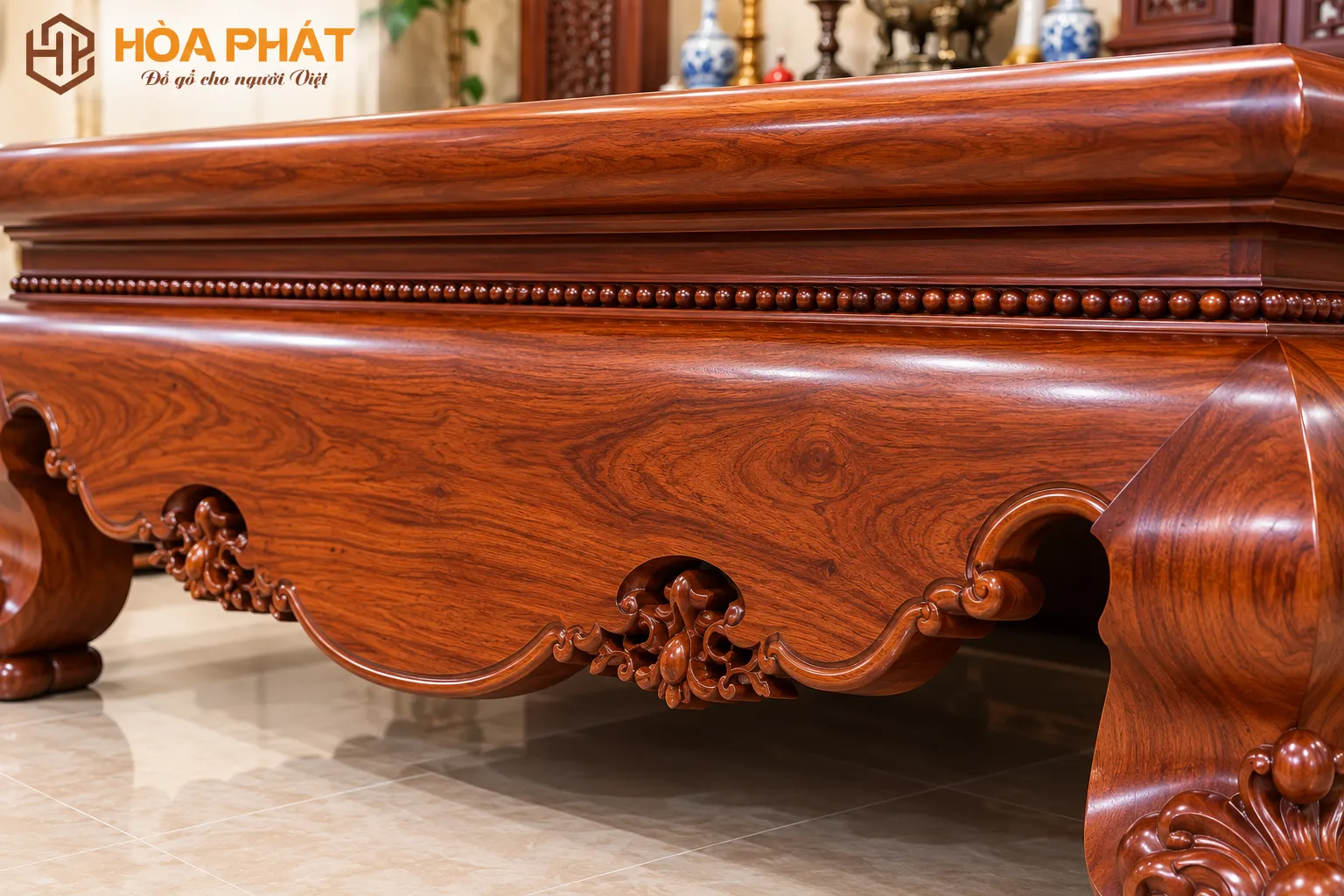 Sập trơn với mặt gỗ rộng, thiết kế cân đối, phù hợp không gian phòng khách.