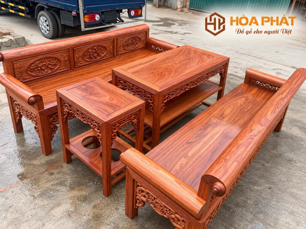 Bộ trường kỷ gỗ tam cấp với thiết kế bề thế, mang vẻ đẹp truyền thống và tạo điểm nhấn cho không gian phòng khách.