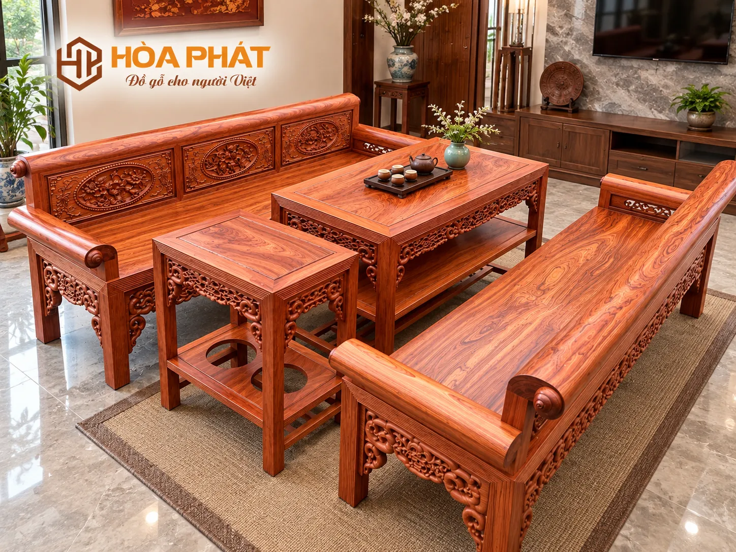 Bàn ghế gỗ tự nhiên là điểm nhấn trung tâm của phòng khách.
