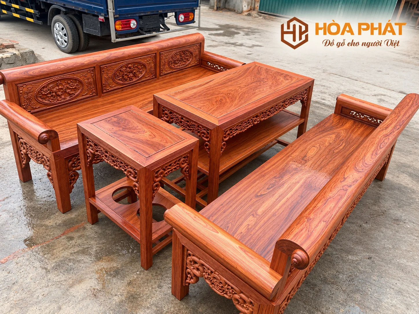 Cách Chọn Trường Kỷ Gỗ Đẹp, Chắc Chắn Và Bền Lâu Bộ trường kỷ gỗ tự nhiên với thiết kế truyền thống và đường nét chạm khắc tinh tế.