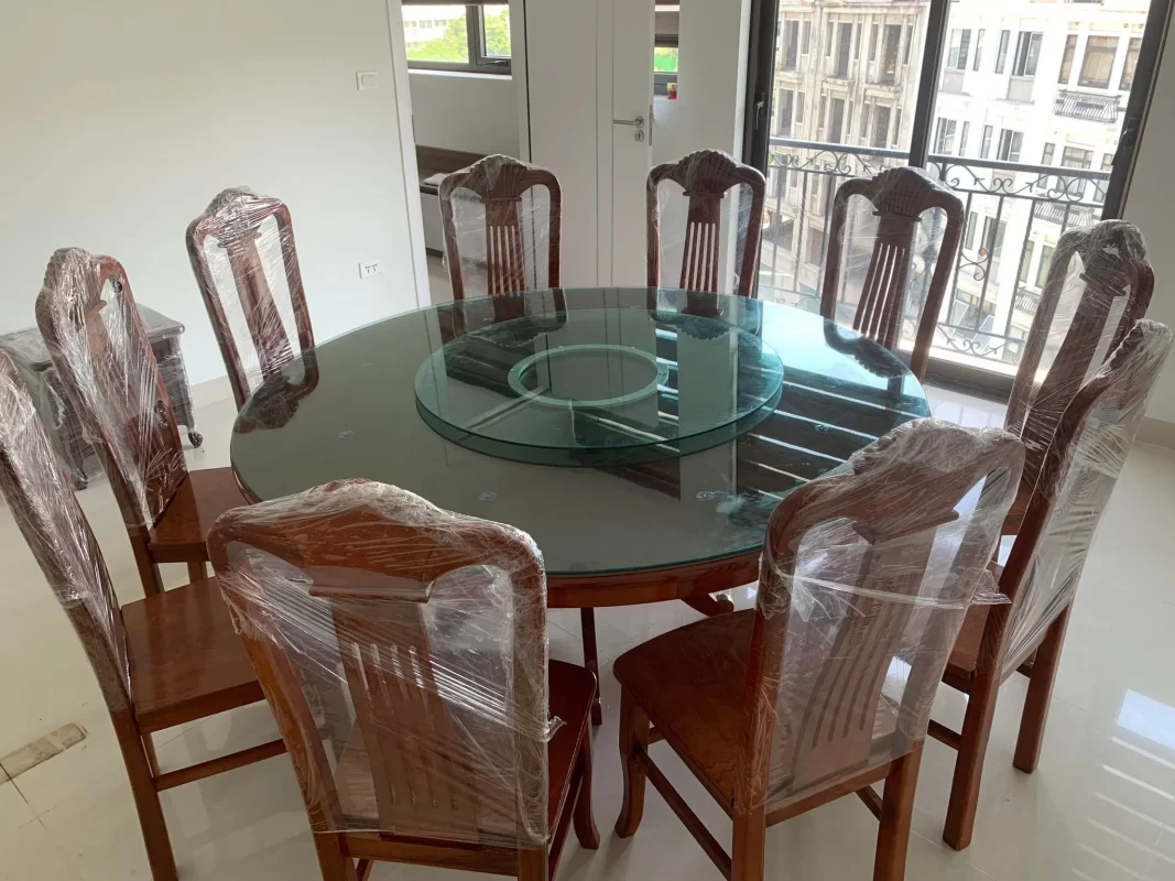 Màu nâu cánh gián kết hợp thiết kế cổ điển phù hợp với phòng ăn của nhà phố, nhà riêng hoặc biệt thự sử dụng nhiều đồ nội thất gỗ.