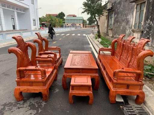Bộ trường kỷ gỗ gồm hai ghế dài và bàn trà, phù hợp không gian tiếp khách.