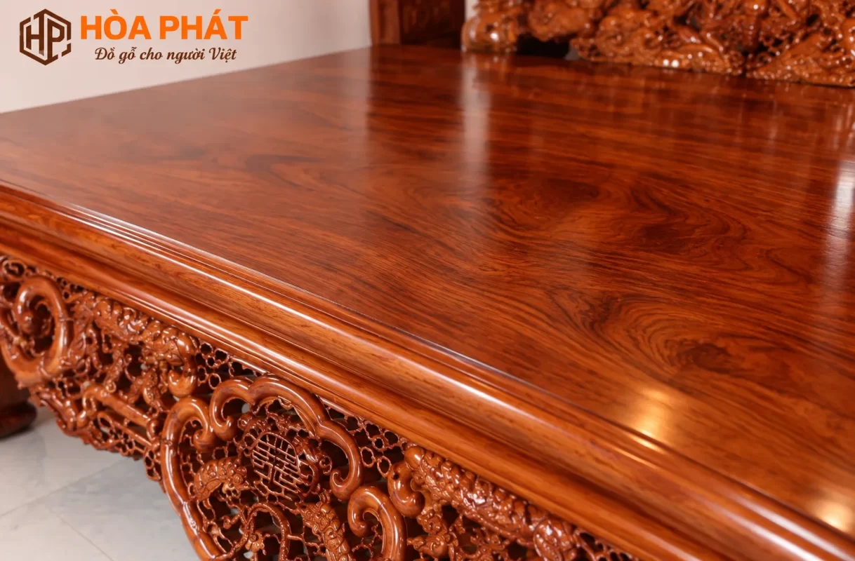 Bề mặt gỗ gụ với đường vân tự nhiên và màu cánh gián trầm ấm