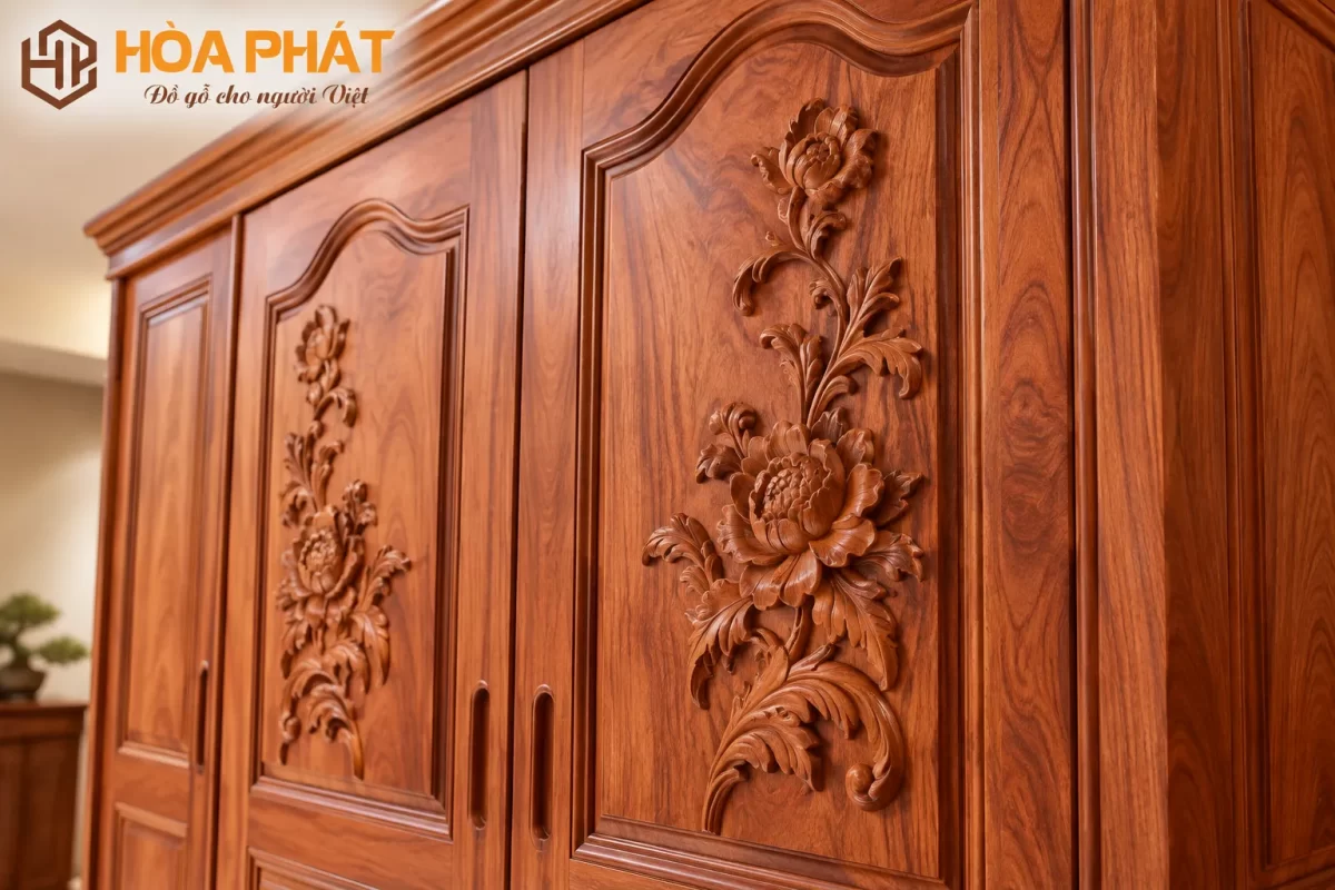 Chi tiết thủ công trên cánh tủ tạo điểm nhấn cho thiết kế nội thất gỗ tự nhiên.