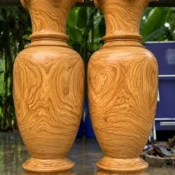 Lục bình gỗ Cẩm Vàng được tuyển chọn phôi, chế tác thủ công và hoàn thiện kỹ lưỡng.