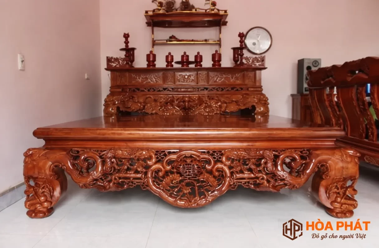 Sập Gỗ Gụ Ngũ Phúc Kim Tiền Màu Cánh Gián nổi bật với thiết kế bề thế và hoa văn truyền thống