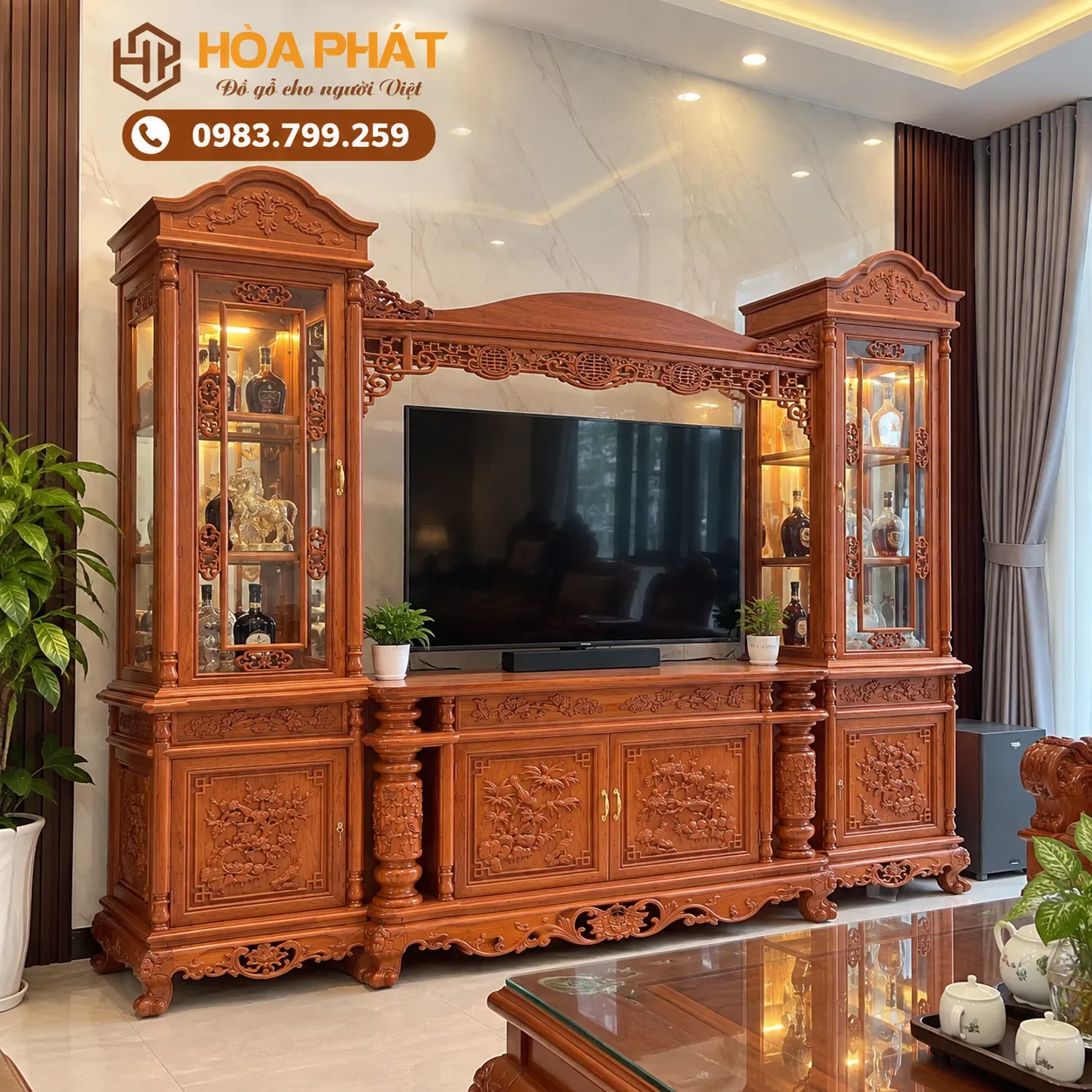 Kệ tivi gỗ tự nhiên kết hợp hài hòa với các món nội thất phòng khách.