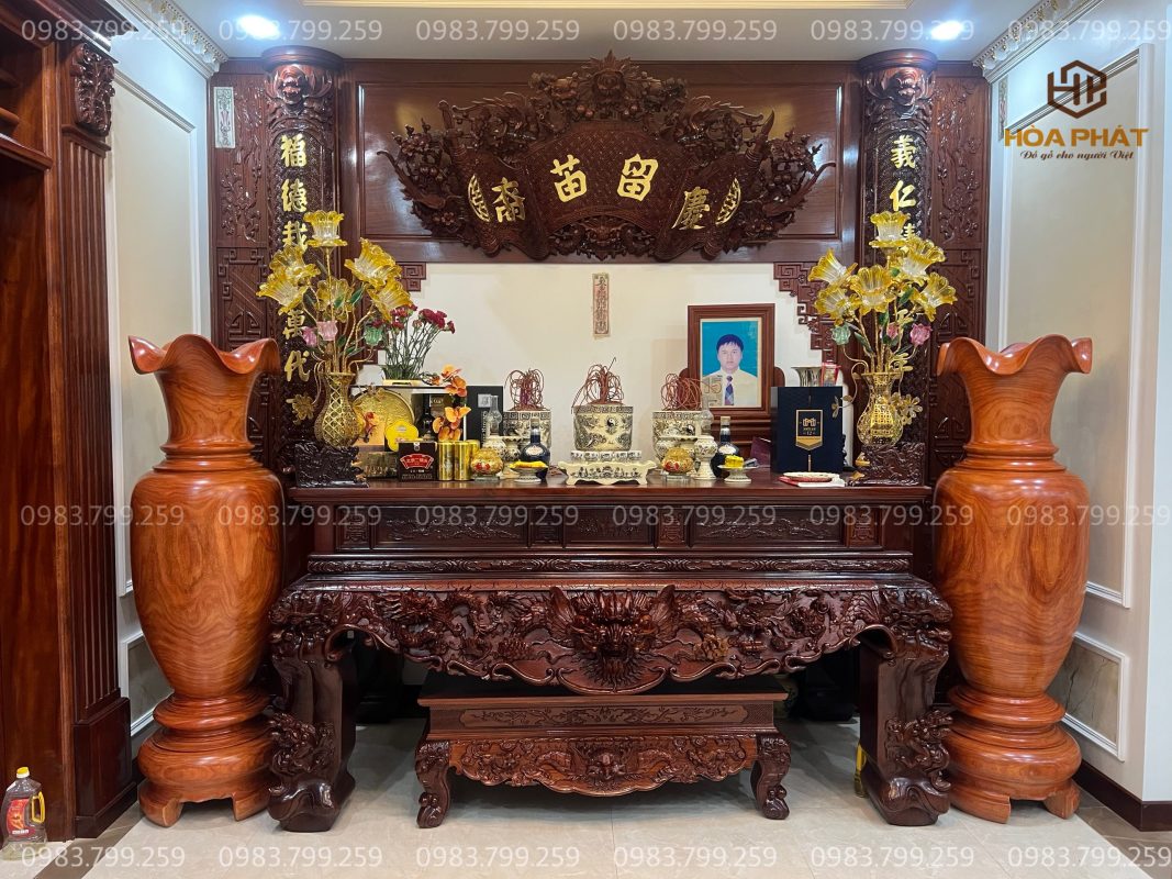 Hoành phi hoặc cuốn thư giữ vị trí trung tâm, kết hợp cùng đôi câu đối tạo bố cục cân đối