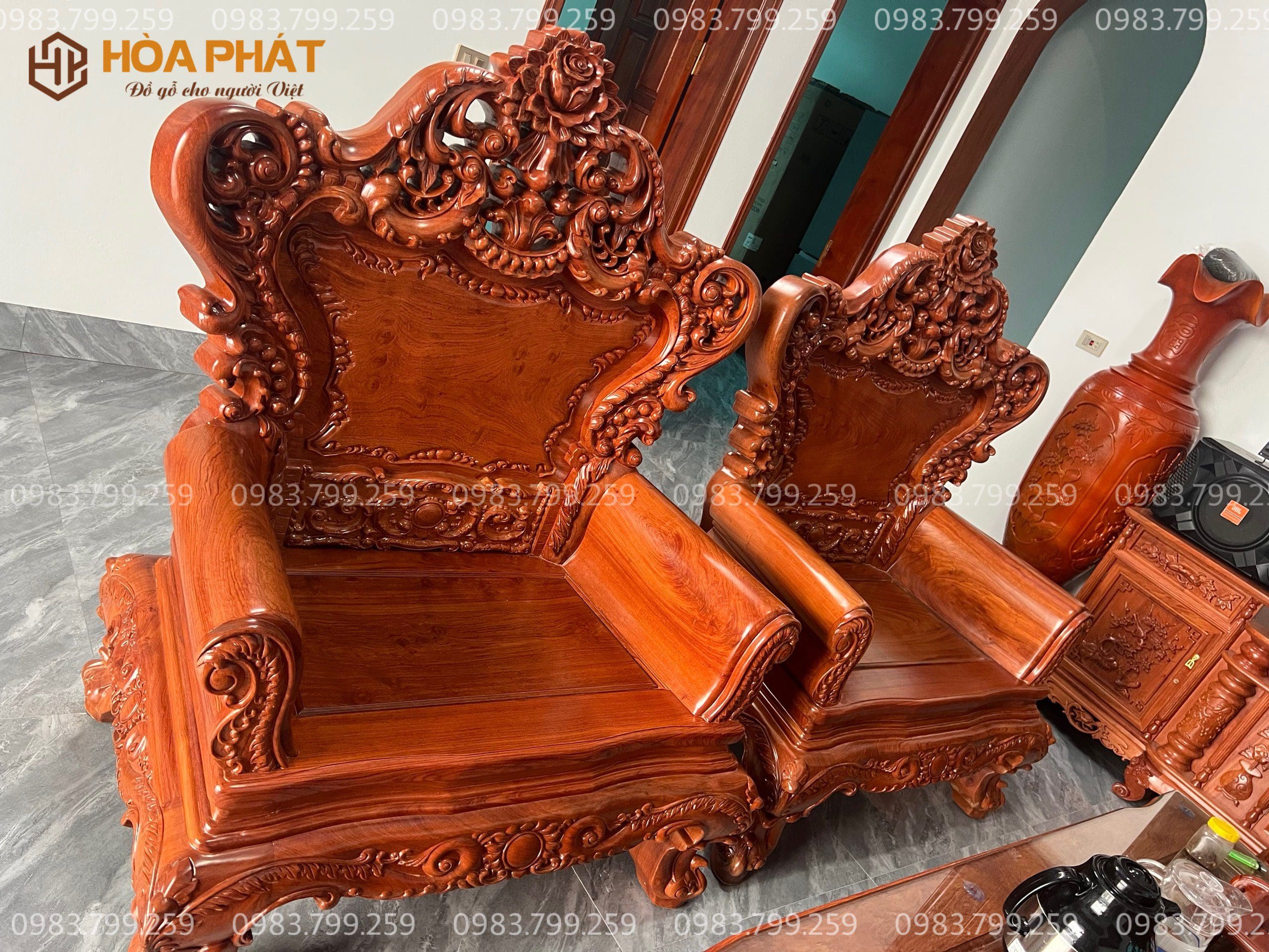 Cận cảnh họa tiết chạm khắc thủ công trên tựa lưng và tay vịn trường kỷ.