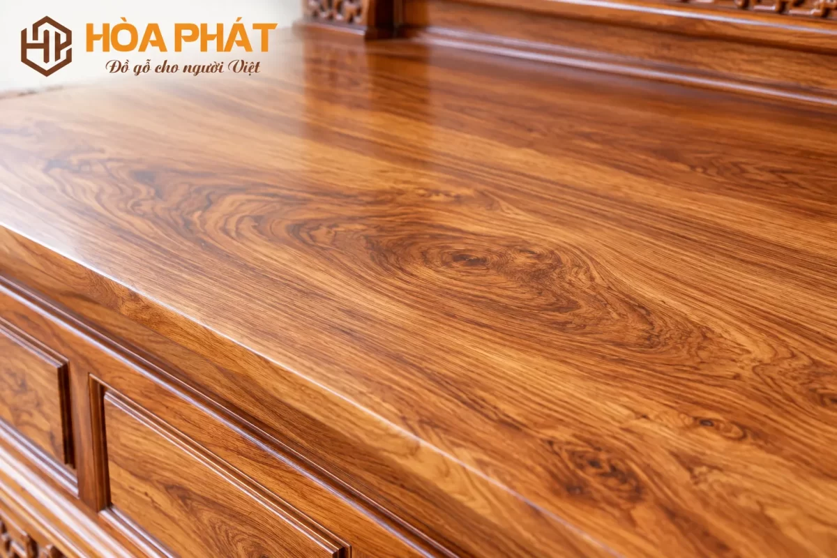 Cận cảnh vân gỗ tự nhiên trên bề mặt sập thờ trơn
