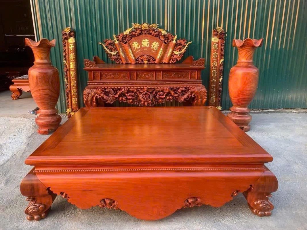 Hoa văn chạm khắc thủ công tạo nên nét đẹp truyền thống cho Sập Thờ