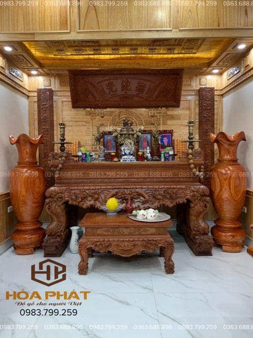 Không gian phòng thờ gia tiên được bố trí trang nghiêm, cân đối
