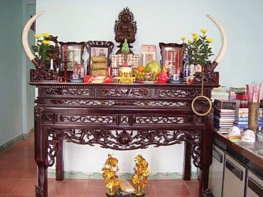 Bàn Thờ Đầy Đủ Gồm Những Gì? Hướng Dẫn Bày Trí Hợp Phong Thủy Ban-tho-day-du-gom-nhung-gi-04