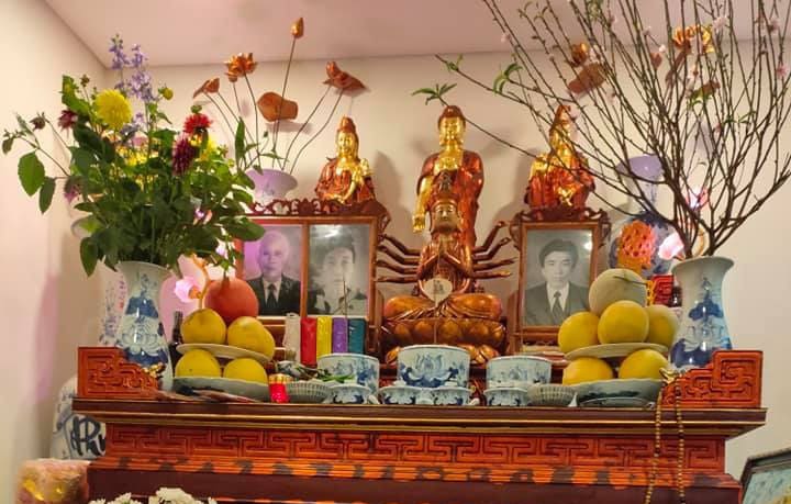 Di ảnh hoặc bài vị gia tiên được bố trí ngay ngắn, trang trọng