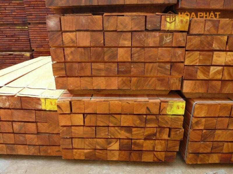 Vân gỗ tự nhiên tạo điểm nhấn riêng cho từng bộ bàn ghế được đặt đóng.