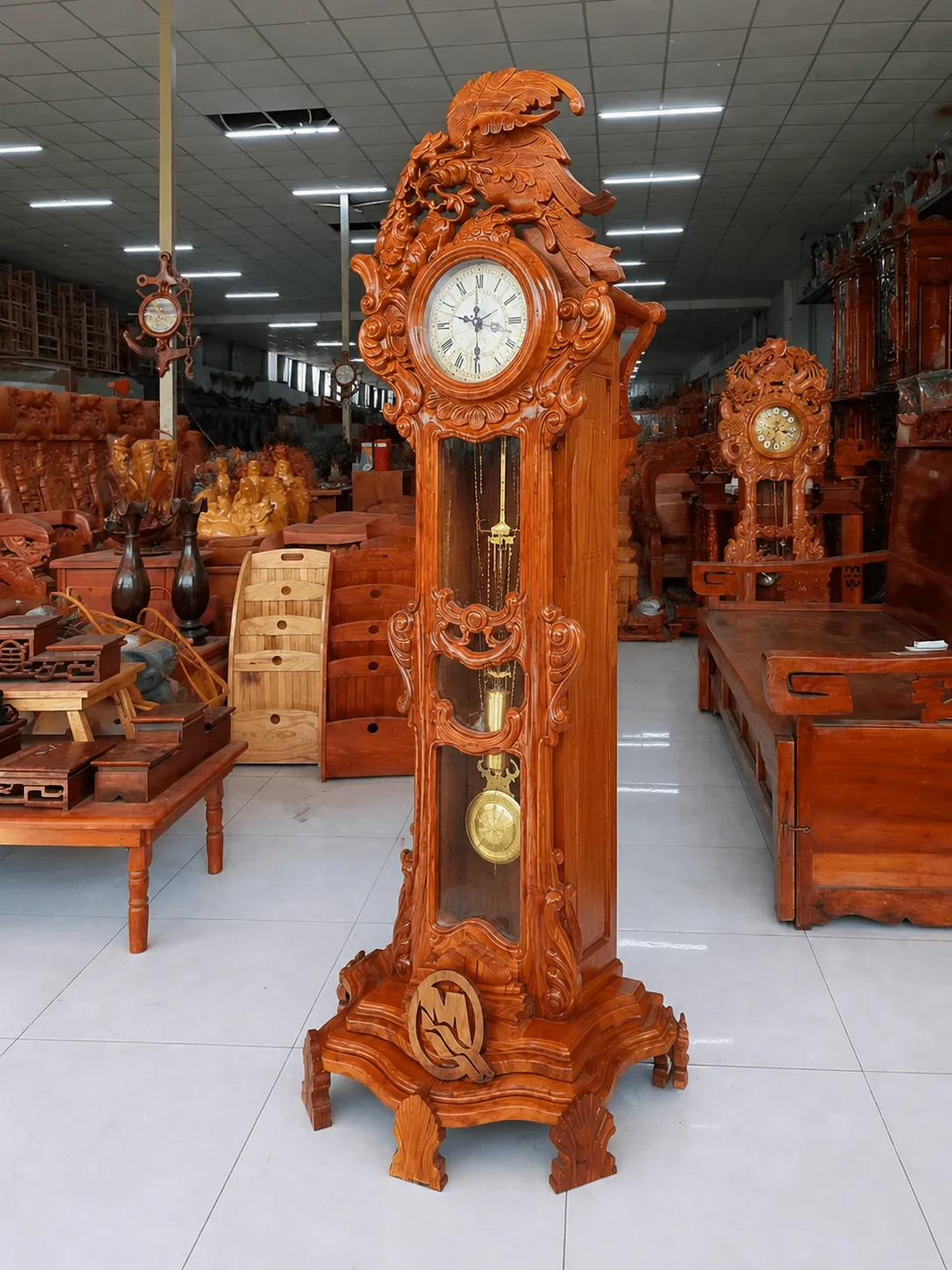 Đồng Hồ Cây Quả Lắc Gỗ Tự Nhiên | Đồ gỗ Hòa Phát Đồng hồ cây quả lắc nổi bật với thiết kế cổ điển và vân gỗ tự nhiên