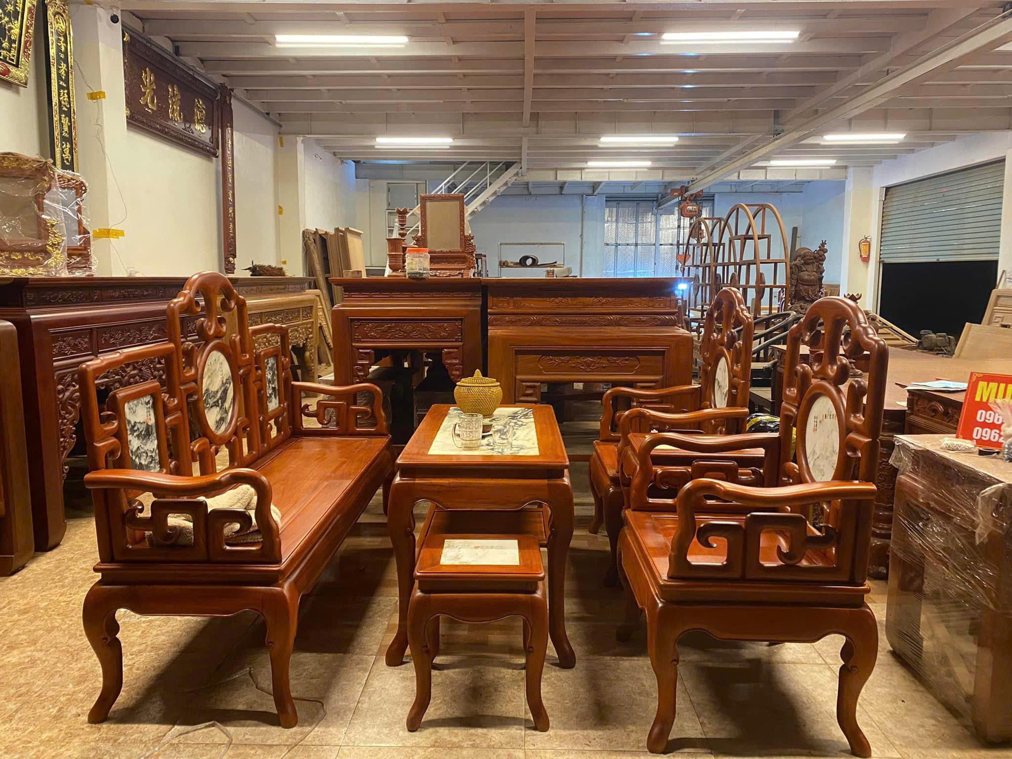 Bộ bàn ghế gỗ tự nhiên tạo điểm nhấn nổi bật cho phòng khách gia đình.