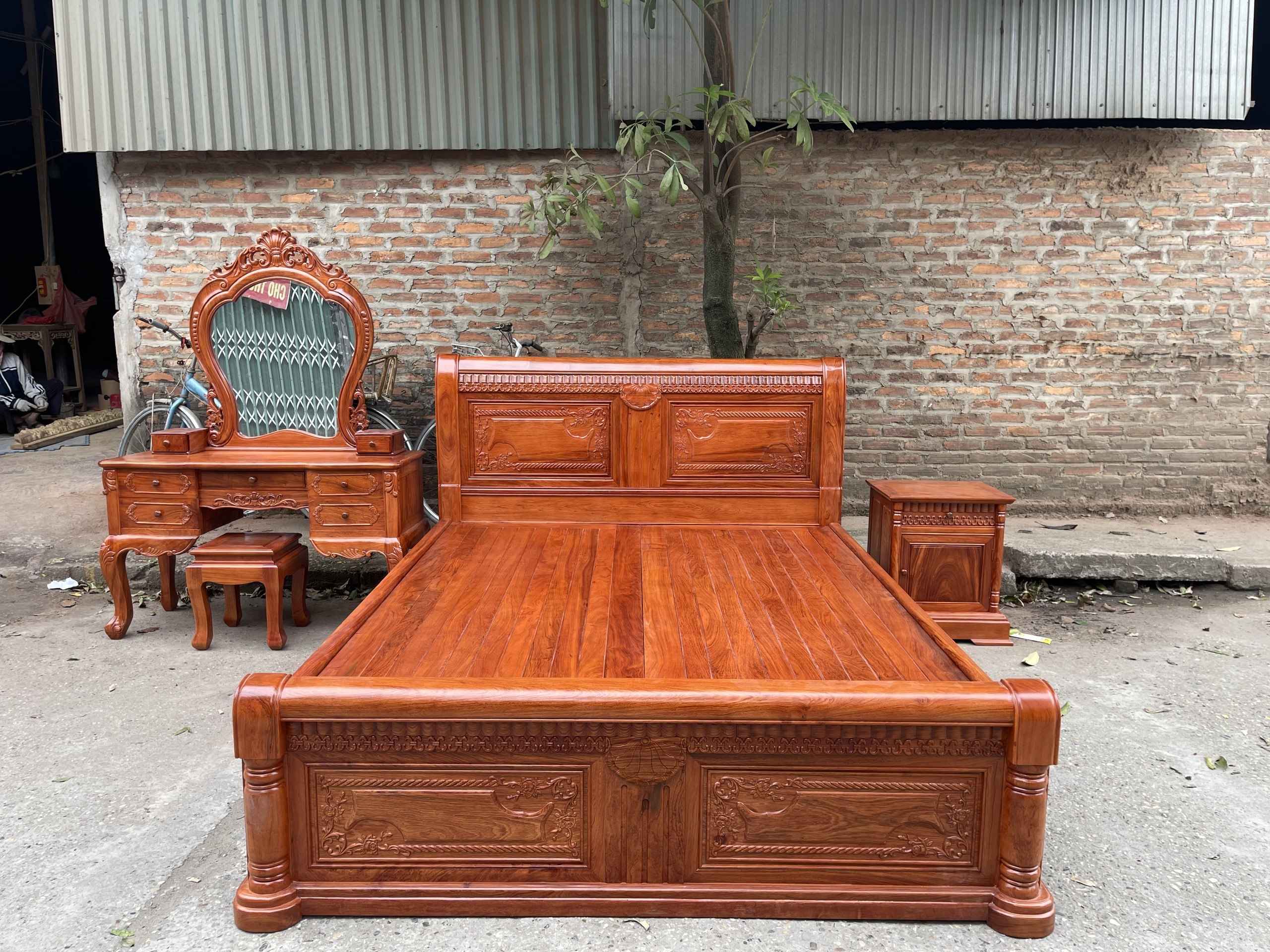 Cách phối giường ngủ gỗ trơn với nội thất phòng ngủ