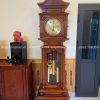 Mái cong và chân đế tạo nên tổng thể cân đối, bề thế cho đồng hồ vuông Pháp cao 2,2m.