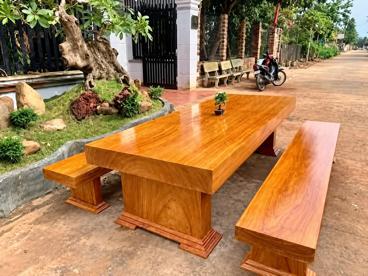 Bàn ăn gỗ Gõ Đỏ với màu sắc và vân gỗ nổi bật