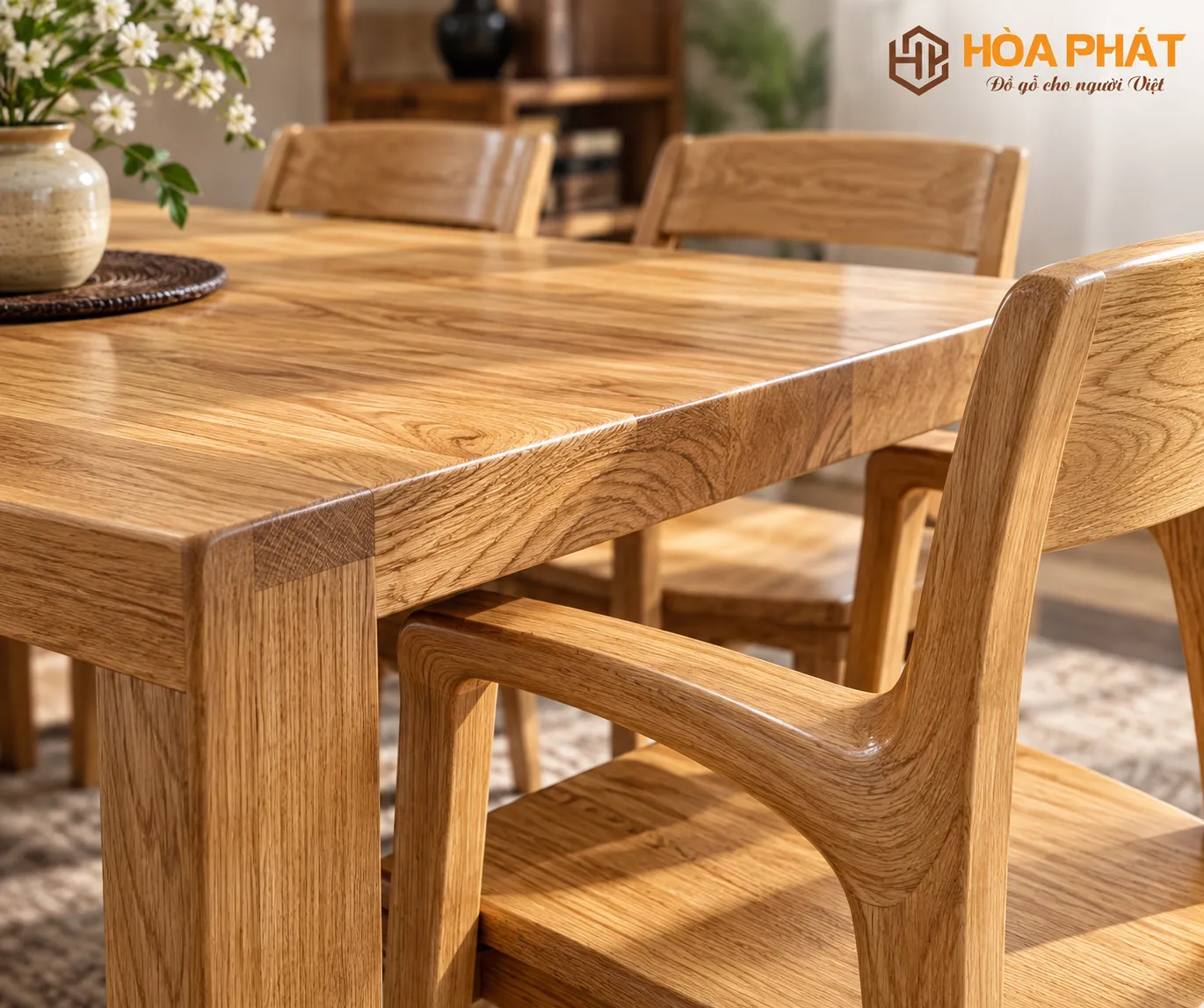 Bộ bàn ăn gỗ sồi tự nhiên với màu sắc sáng, đường vân đẹp và thiết kế thanh lịch