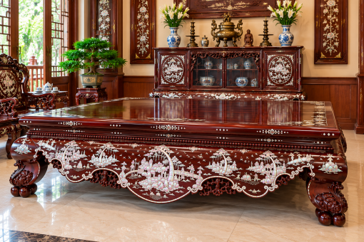 Kiểm tra chất lượng gỗ, họa tiết khảm và độ hoàn thiện trước khi lựa chọn sập.