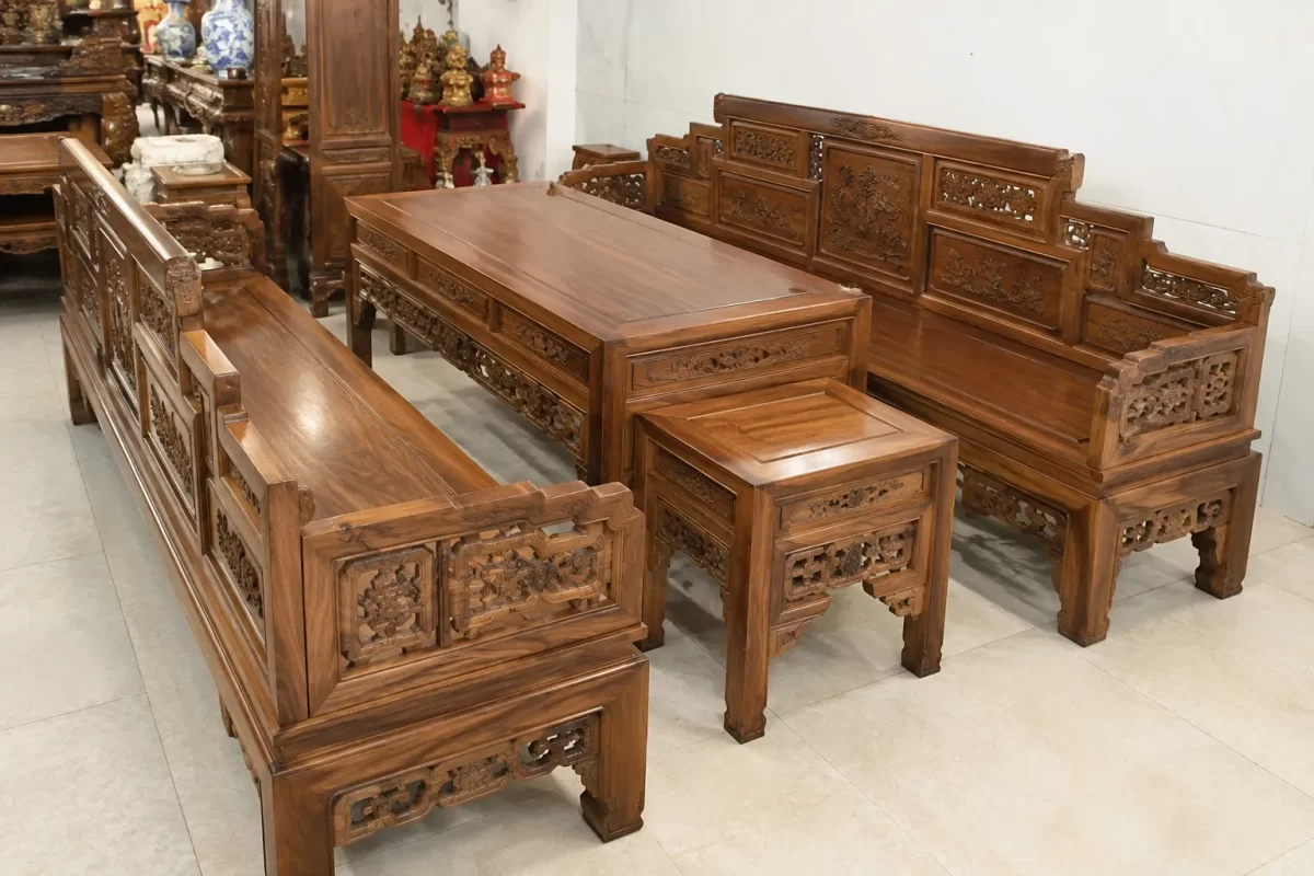 Trường kỷ gỗ gụ với tông màu trầm phù hợp với những không gian nội thất truyền thống và cổ điển.