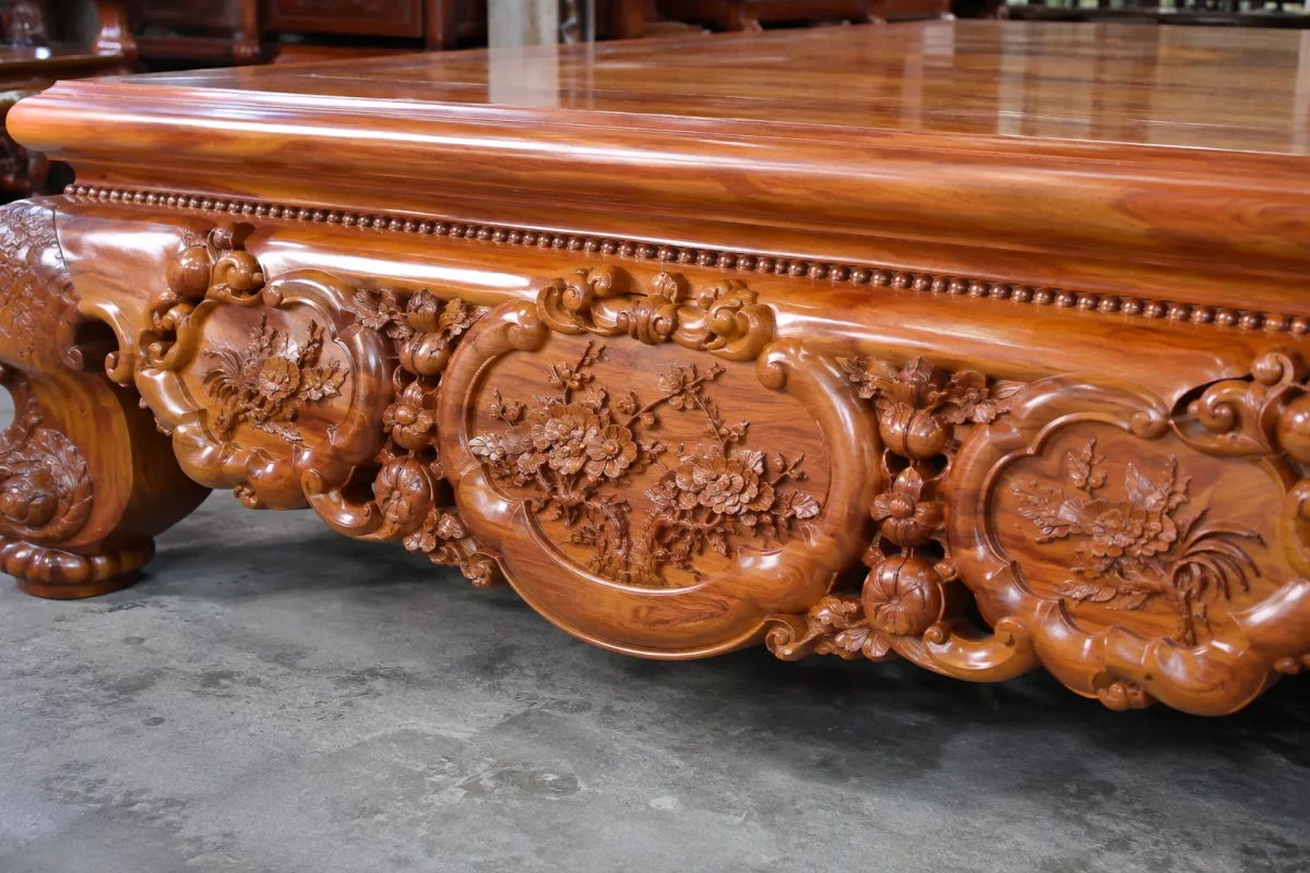 Chi tiết hoa văn trên Sập Ba Bông góp phần làm nổi bật nét đẹp thủ công của đồ gỗ truyền thống.