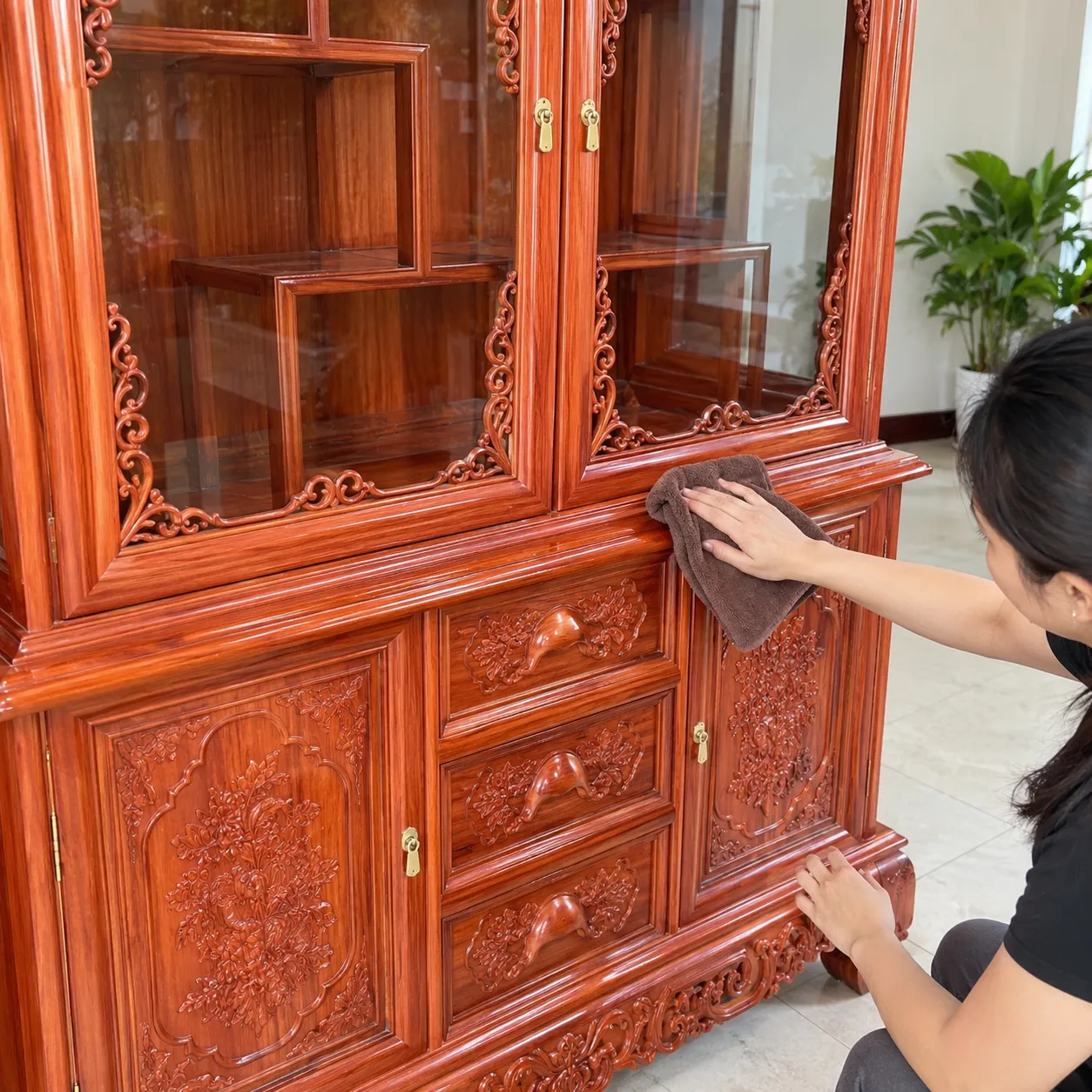 Vệ sinh bằng khăn mềm và đặt tủ ở nơi khô thoáng giúp duy trì vẻ đẹp của gỗ.