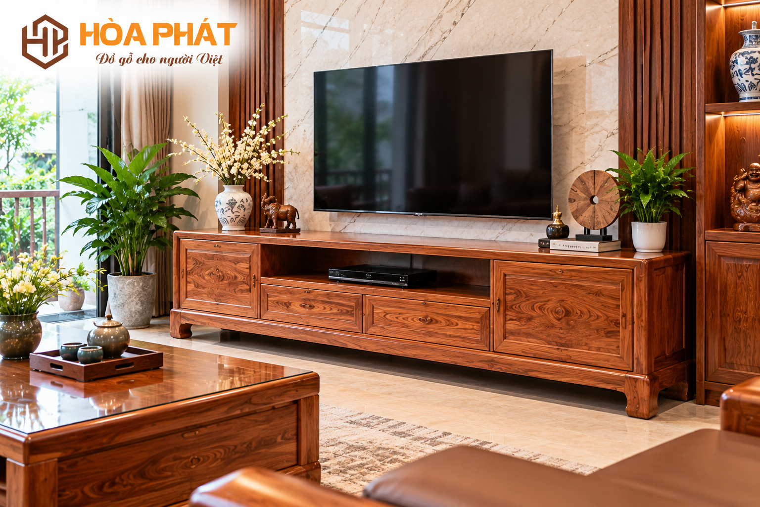 Kệ tivi gỗ tự nhiên giúp kết nối các khu vực chức năng và tạo điểm nhấn cho phòng khách.