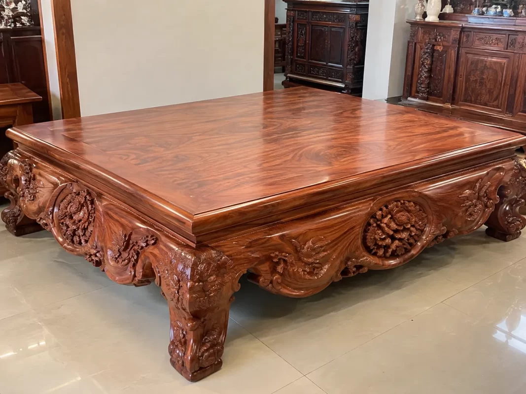 Sập ba bông gỗ hương với kết cấu và màu sắc đỏ 
