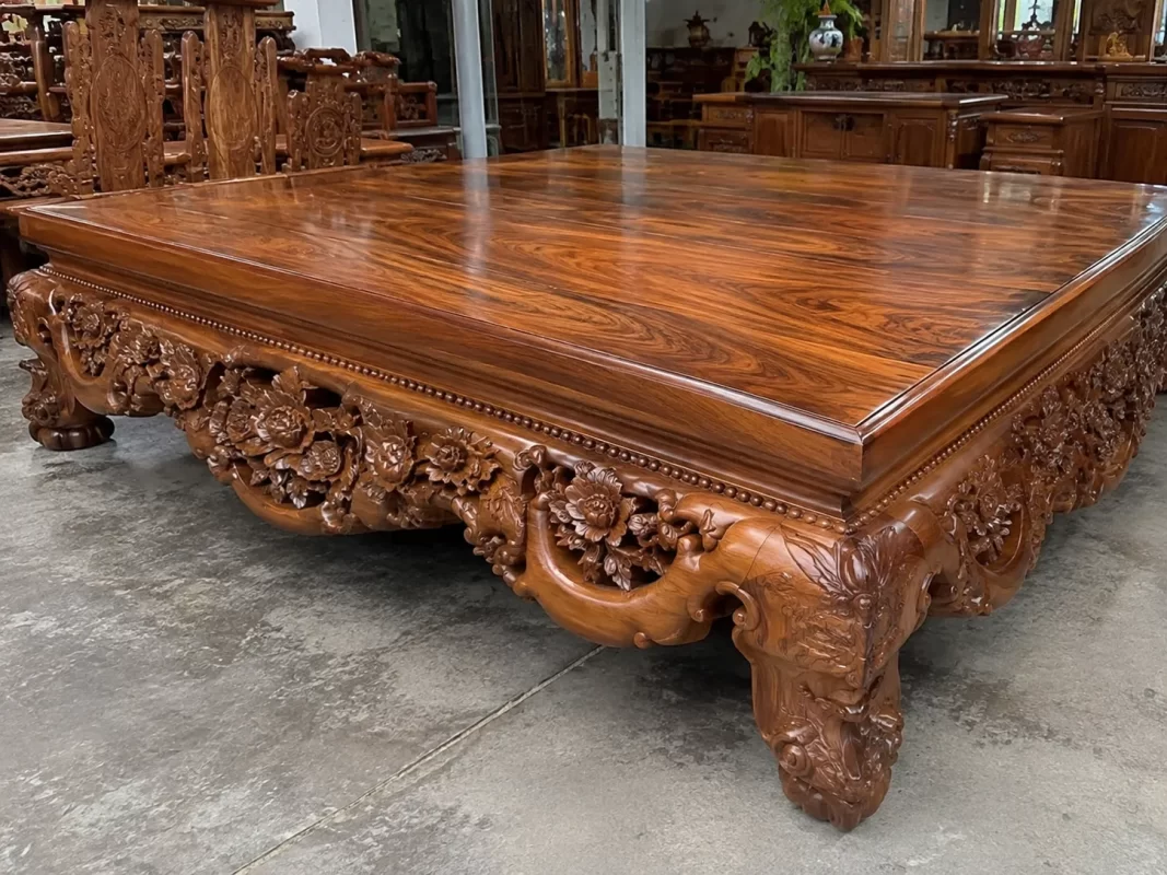 Sập ba bông gỗ lim với đường vân gỗ và họa tiết sắc nét