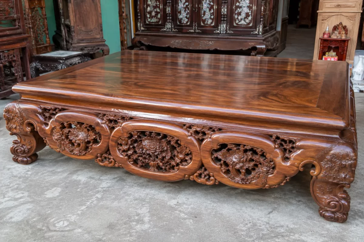 Mẫu Sập Ba Bông gỗ gụ với màu sắc trầm ấm; giá sản phẩm phụ thuộc vào chất liệu, kích thước và mức độ hoàn thiện.