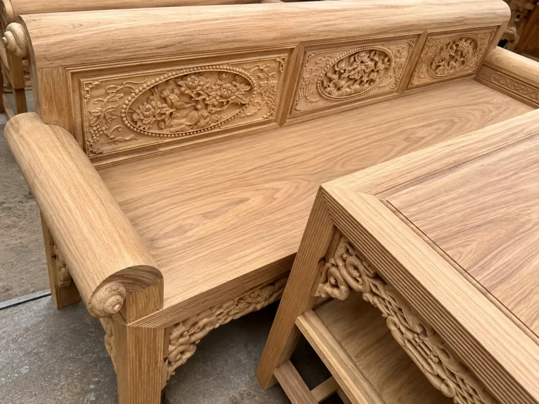 Kỹ thuật đục kênh bong tạo chiều sâu cho họa tiết Tứ Quý, làm nổi bật vẻ đẹp nghệ thuật của trường kỷ gỗ.