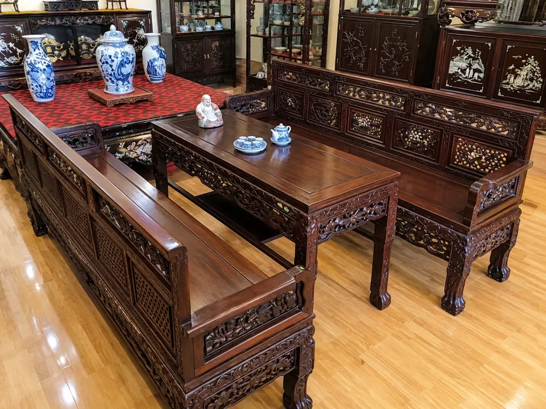 Bộ trường kỷ gỗ đục Tứ Quý với họa tiết Tùng Cúc Trúc Mai tinh xảo, mang vẻ đẹp sang trọng và truyền thống.