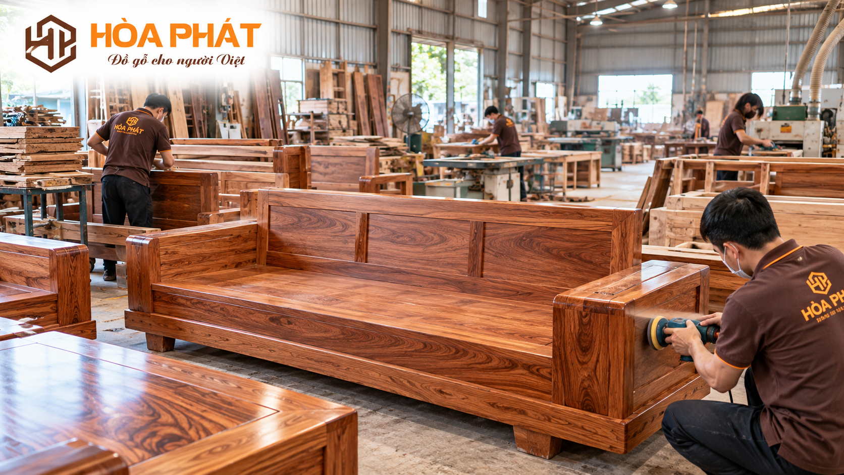 Không gian sản xuất và hoàn thiện các sản phẩm nội thất gỗ tại xưởng.